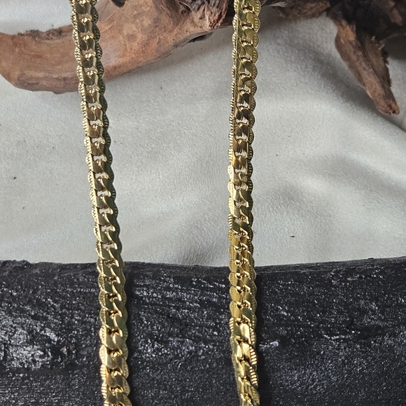 Large Gold Scalloped Herringbone Chain - Picture 13 of 15
